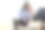 一个在河滩酒吧做自由职业者的年轻女人图片下载