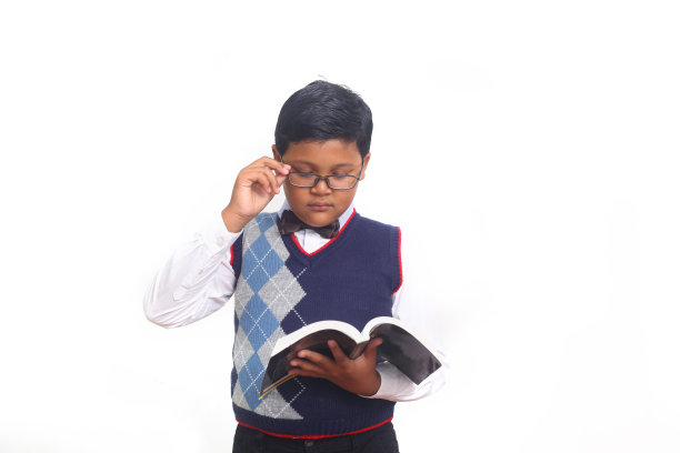 亚洲男生站着看书。孤立在白色背景上图片下载