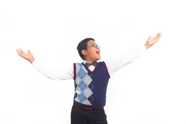 快乐的亚洲男孩呈现在复制空间孤立的白色背景图片下载