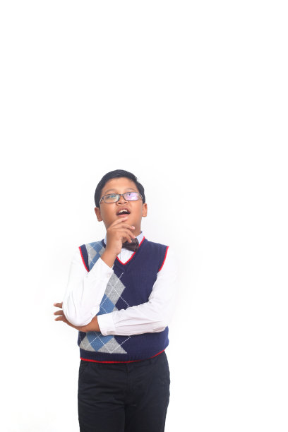 亚洲小男孩在白人背景下想出了一个主意图片下载