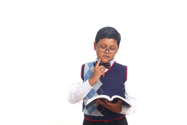 亚洲小男孩在白色背景下思考和阅读一本书图片下载