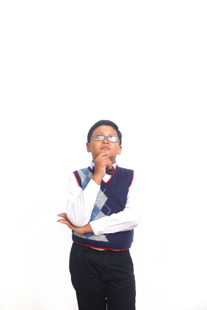 亚洲小男孩在白人背景下想出了一个主意图片下载