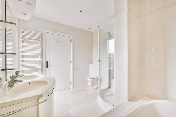 有白色瓷砖墙的大浴室图片下载