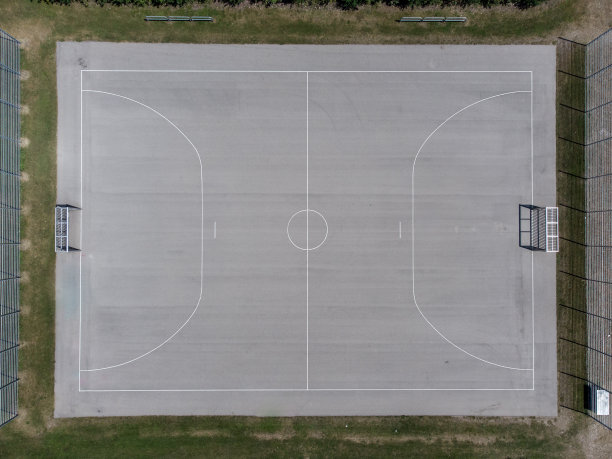 从空中俯瞰灰色的空beton足球场图片下载