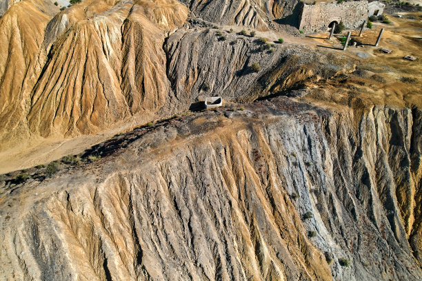 空中拍摄了穆尔西亚马扎伦废弃的老矿井。西班牙图片下载