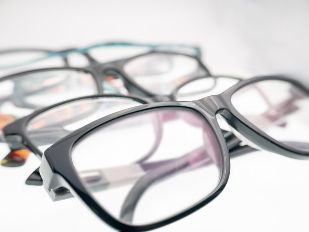 白色背景的眼镜图片下载
