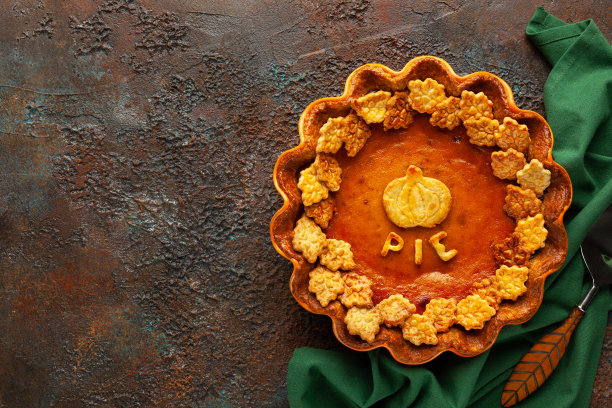 感恩节的传统美国南瓜派。俯视图，复制空间。假日自制烘焙概念。图片下载
