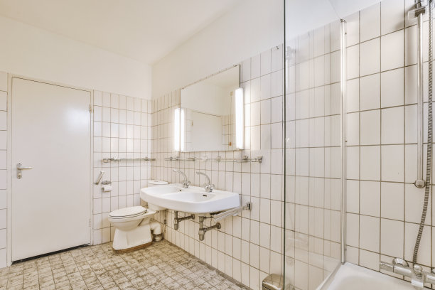 带厕所的肮脏的淋浴间图片下载