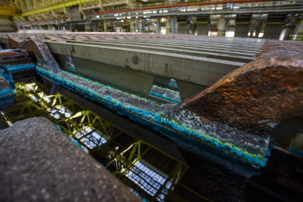 近距离观察硫酸铜晶体。图片下载