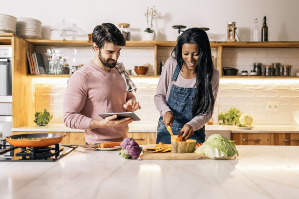 幸福夫妻在家做饭图片下载