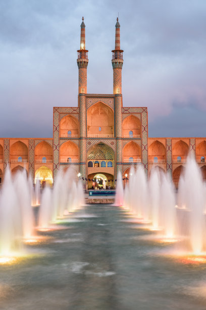 Amir Chakhmaq建筑群和喷泉的美丽夜景图片下载