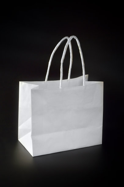 黑色背景上的白色纸袋图片下载