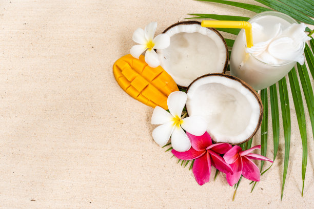 白色沙滩上的椰子汁和椰子图片下载