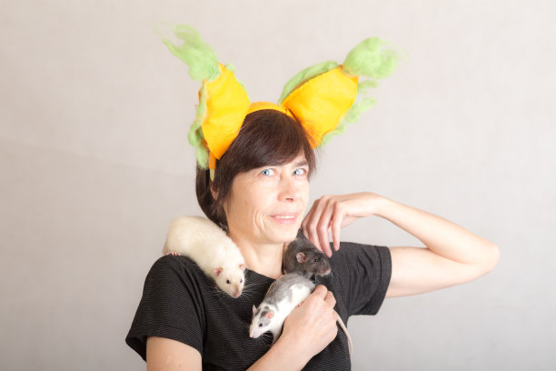 一个带着宠物老鼠的女人的肖像图片下载