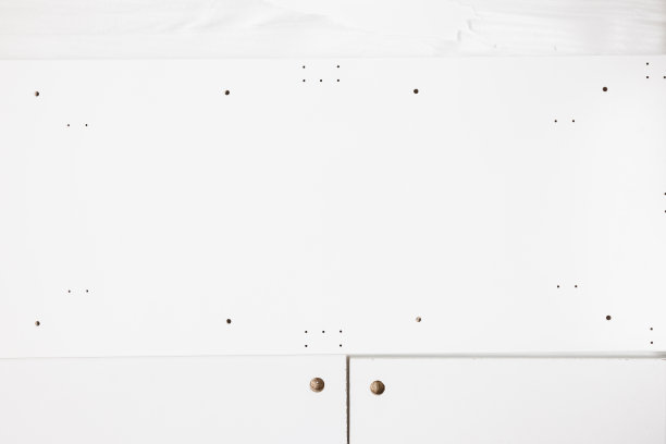 地板上放着家具组装件的盒子图片下载