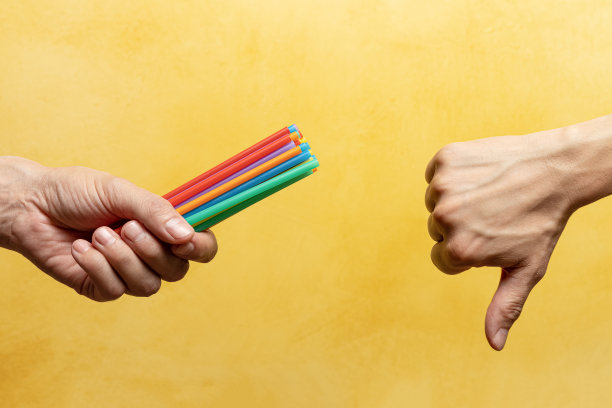 男子拒绝使用一次性塑料吸管图片下载