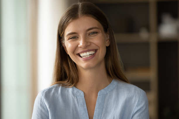 在室内摆姿势的自然美头像女人图片下载