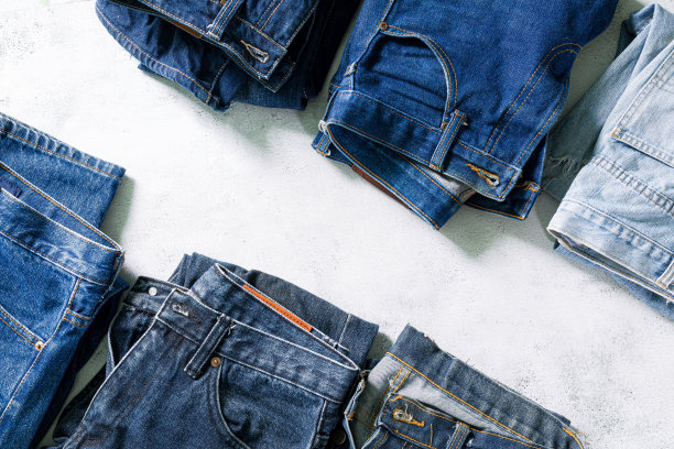 衣服和牛仔裤，堆叠的色彩完美折叠的服装项目。堆不同的粉彩衬衫，毛衣孤立和其他服装在白色的背景。关闭，复制空间。图片下载