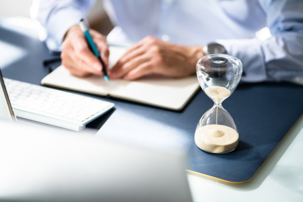 商务人员在办公室计算发票图片下载