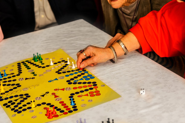 在一次社交聚会上，一群年长的人正在玩ludo游戏，玩得很开心。图片下载
