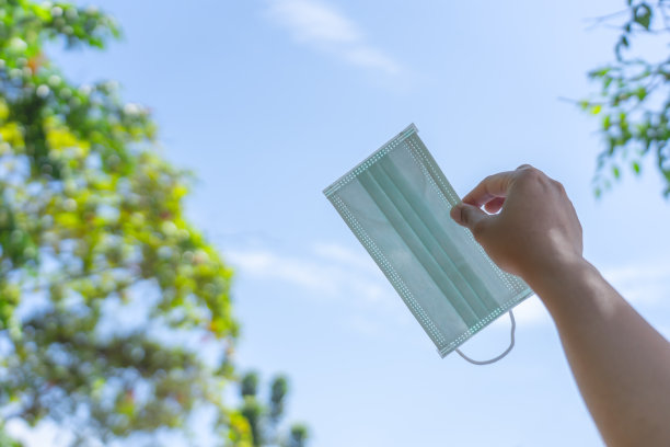 新冠肺炎大流行结束后，没有更多的口罩概念告别外科口罩图片下载