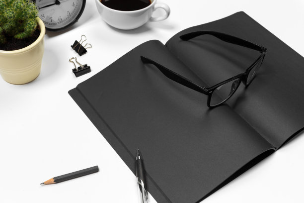 为文本提供复制空间的空白办公桌背景。前视图。图片下载