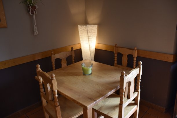 黄昏时分，餐厅的桌子上点着纸灯。图片下载