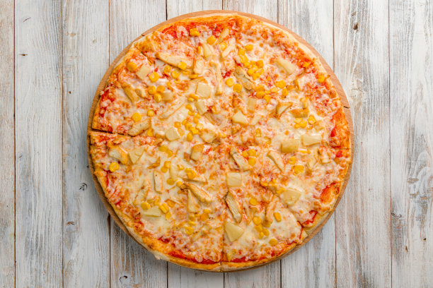 夏威夷披萨，菠萝，芝士鸡肉，玉米，白色木桌图片下载