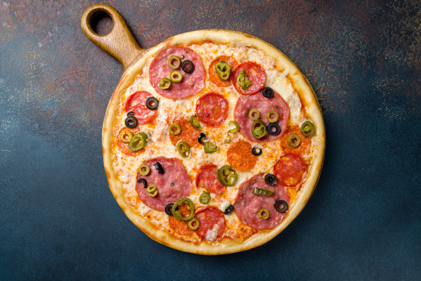 蓝色混凝土桌子上的墨西哥披萨肉，切片香肠和墨西哥胡椒奶酪俯视图图片下载