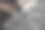 特写男性雕塑家拿着工具，在粘土上制作艺术。粘土造型大师。粘土造型。图片下载