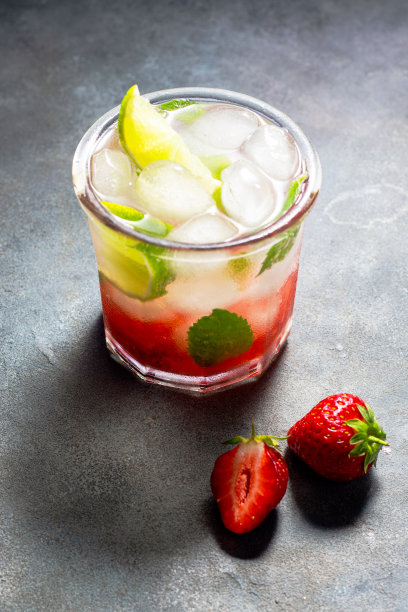 冷排毒水，加入青柠，草莓，薄荷，加冰块，灰色背景。本空间图片下载