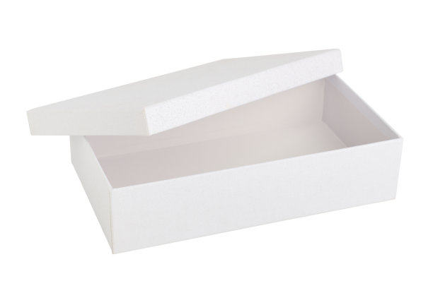 白色纸板箱与开放的盖子，孤立在白色背景特写图片下载