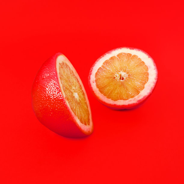 红色柚子在充满活力的红色背景图片下载