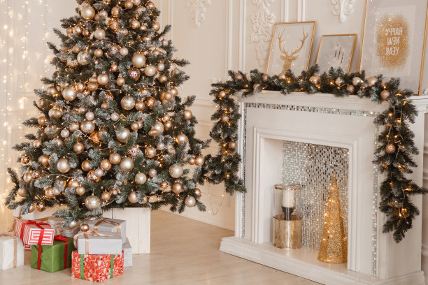 美丽的新年室内，圣诞树，壁炉，礼物图片下载