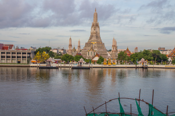 泰国寺庙阿伦寺和湄南河在泰国曼谷图片下载