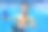 水池里一个人手里拿着一根吸管的蓝色玻璃杯水。暑假与健康理念图片下载