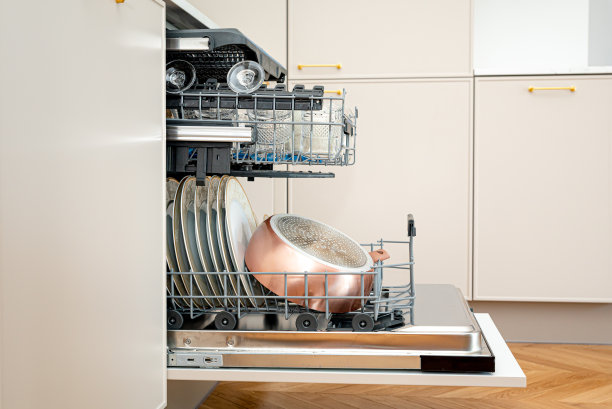 清洗完毕后，打开洗碗机，放满干净的盘子、玻璃杯和厨具图片下载