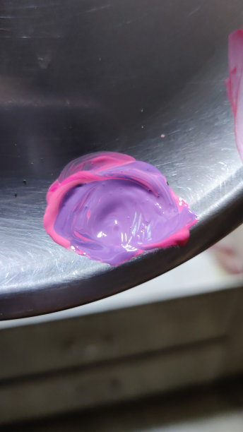 薰衣草油漆。美丽的艺术表现。混合的颜色。眼睛的放松。图片下载