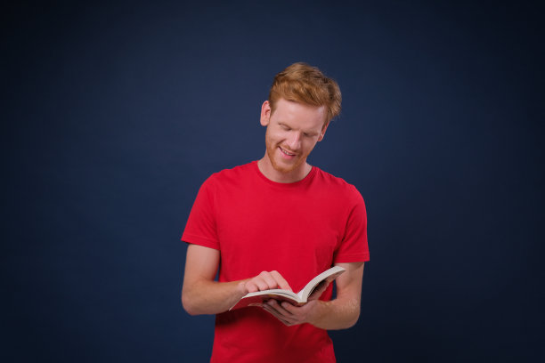 年轻人快乐的形象读书和微笑孤独的蓝色背景图片下载