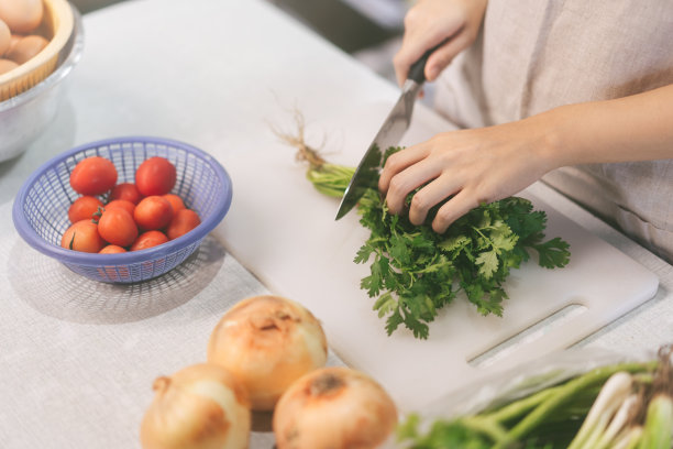 女人在家用刀准备手切香菜图片下载