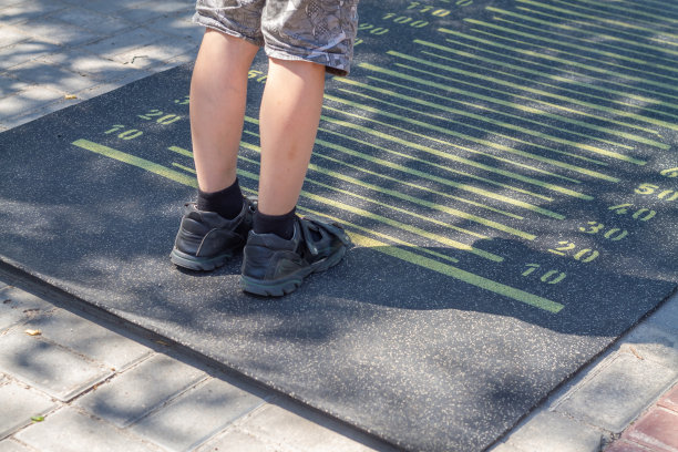 跳远比例尺运动场上跳远比例尺那孩子从一个地方纵身一跃图片下载