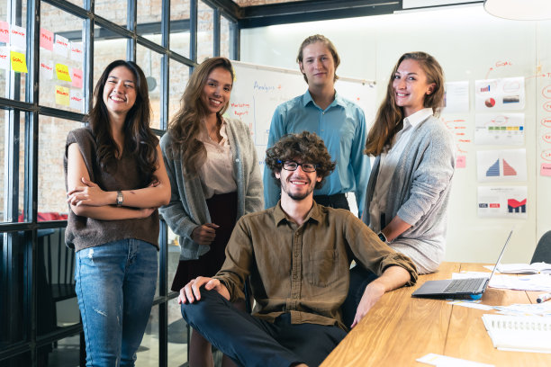 创意商业团队的画像。Hipster Creative Startup现代办公室里的年轻商业人士。图片下载