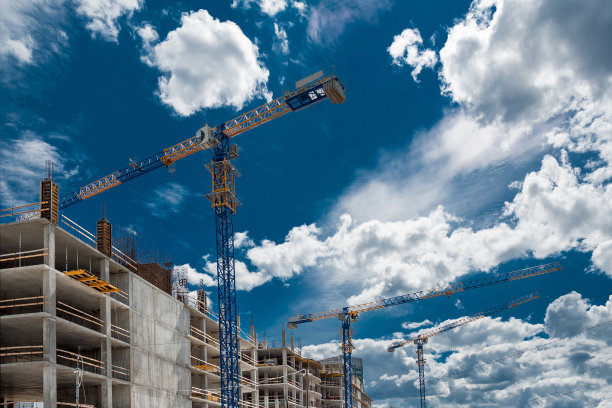 在房屋施工中吊装塔吊图片下载
