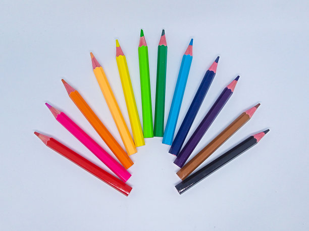 一组彩色铅笔，上面有一个简单的背景图片下载