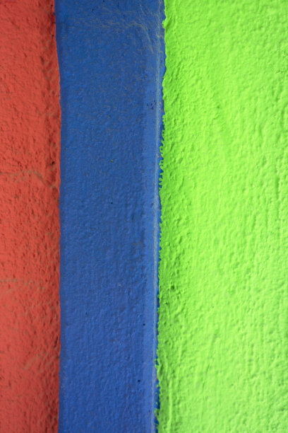 在混凝土墙上涂上红色、绿色和蓝色。图片下载