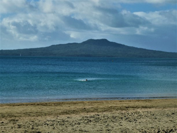 兰吉托岛来自奥克兰塔卡普纳海滩。图片下载