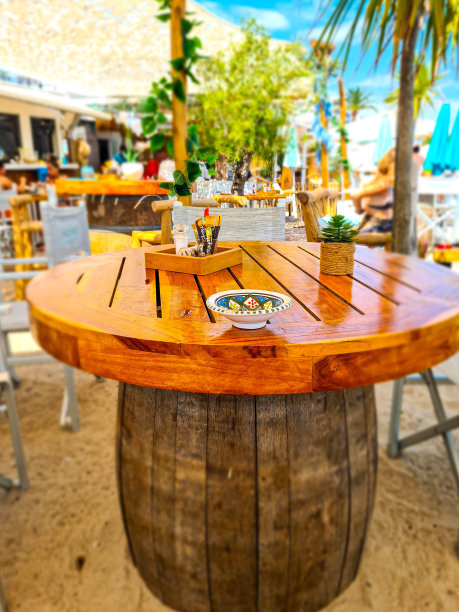 在法国南部的高尔夫胡安的休闲海滩酒吧。享受这个夏天图片下载