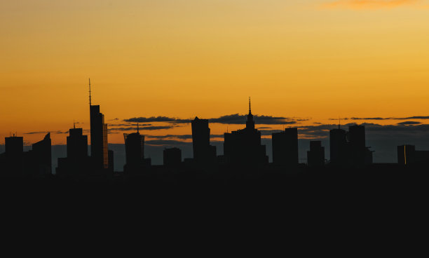 城市的天际线。现代摩天大楼和城市建筑的城市景观剪影图片下载