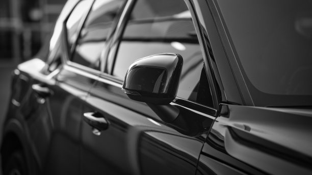 黑色轿车的外镜图片下载