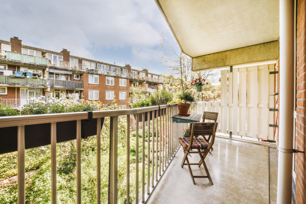 带木椅的狭窄阳台图片下载